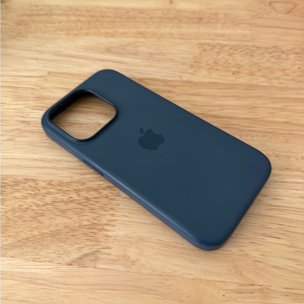 Apple iPhone 15 Pro Silicone Case with MagSafe - Storm Blue